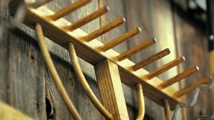 Wooden-rake.jpg Wooden rake Wooden rake on display at Lehman''s Hardware in Kidron, Ohio.