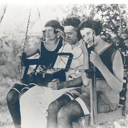 Rise and Decline of AM radio Westinghouse helped monetize the burgeoning radio industry with its manufacture of crystal sets such as the Aeriola Jr. model, which sold in 1923 for about $25. The portable sets required headphones for amplification and were fun to share with friends.