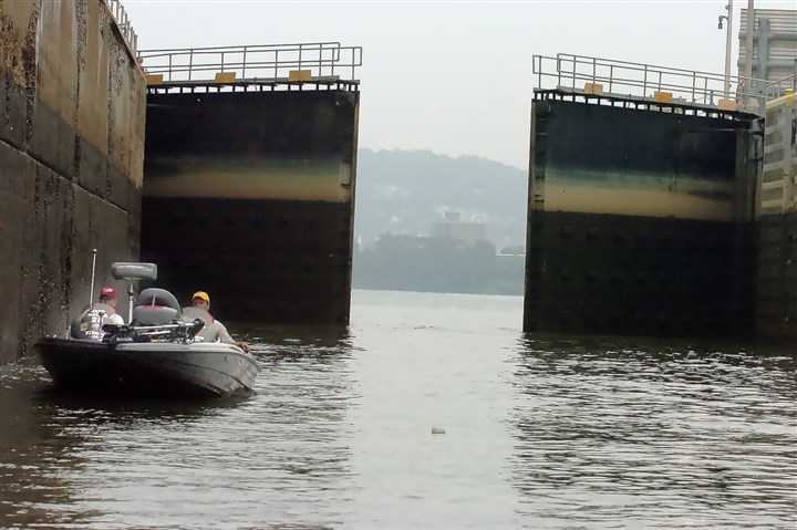 Malfunction in hydraulic system shuts down lock on Ohio River