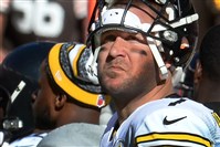  Ben Roethisberger checks the scoreboard in the final seconds of the loss at Cleveland.