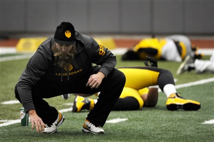 20141126MWHsteelersSports03-2 Brett Keisel stretches last week. The Steelers placed the veteran lineman on injured reserve Monday.