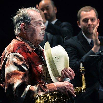 20150903ng-Woods3-2.jpg 20150903ng-Woods3-2 Iconic jazz alto saxophonist Phil Woods tips his hat to the crowd during his final performance at the Manchester Craftsmen's Guild.
