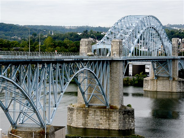 Woman jumps from McKees Rocks Bridge
