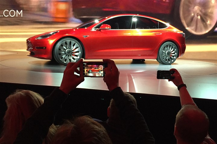 Tesla moving from kiosk into showroom at Ross Park Mall