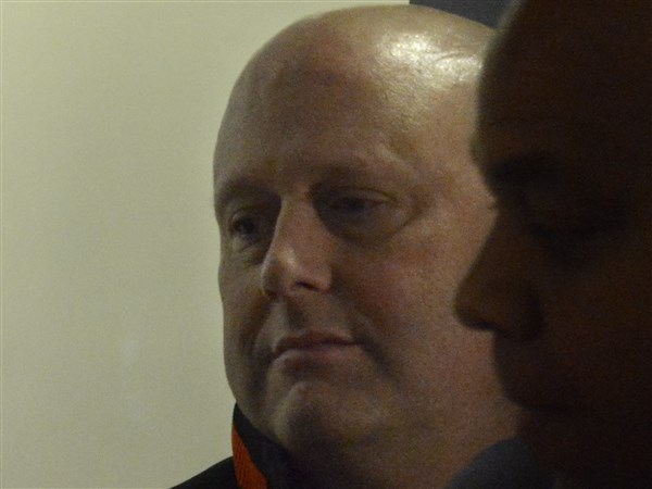 Prosecutor seeks to bar uniforms from trial