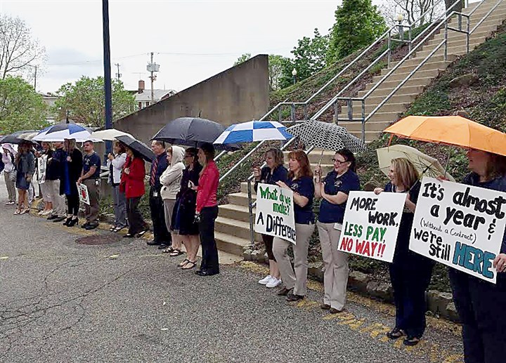Brentwood teachers stage rally for new contract