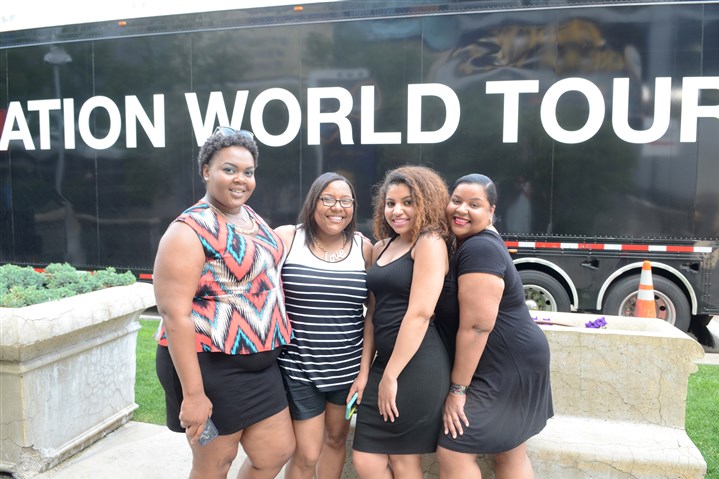 Beyonce fans in 'Formation' at concert