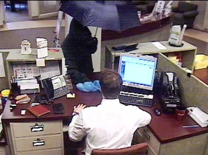 Man sporting mask, umbrella robs Squirrel Hill bank