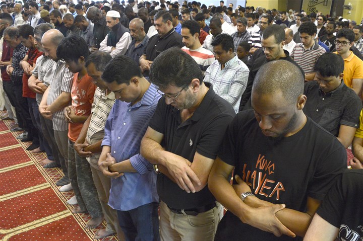 Hundreds gather at local mosque to remember Muhammad Ali