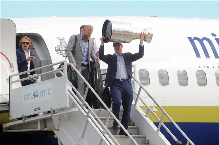 Pittsburgh gets ready for Stanley Cup parade, two large screens to be set up Downtown
