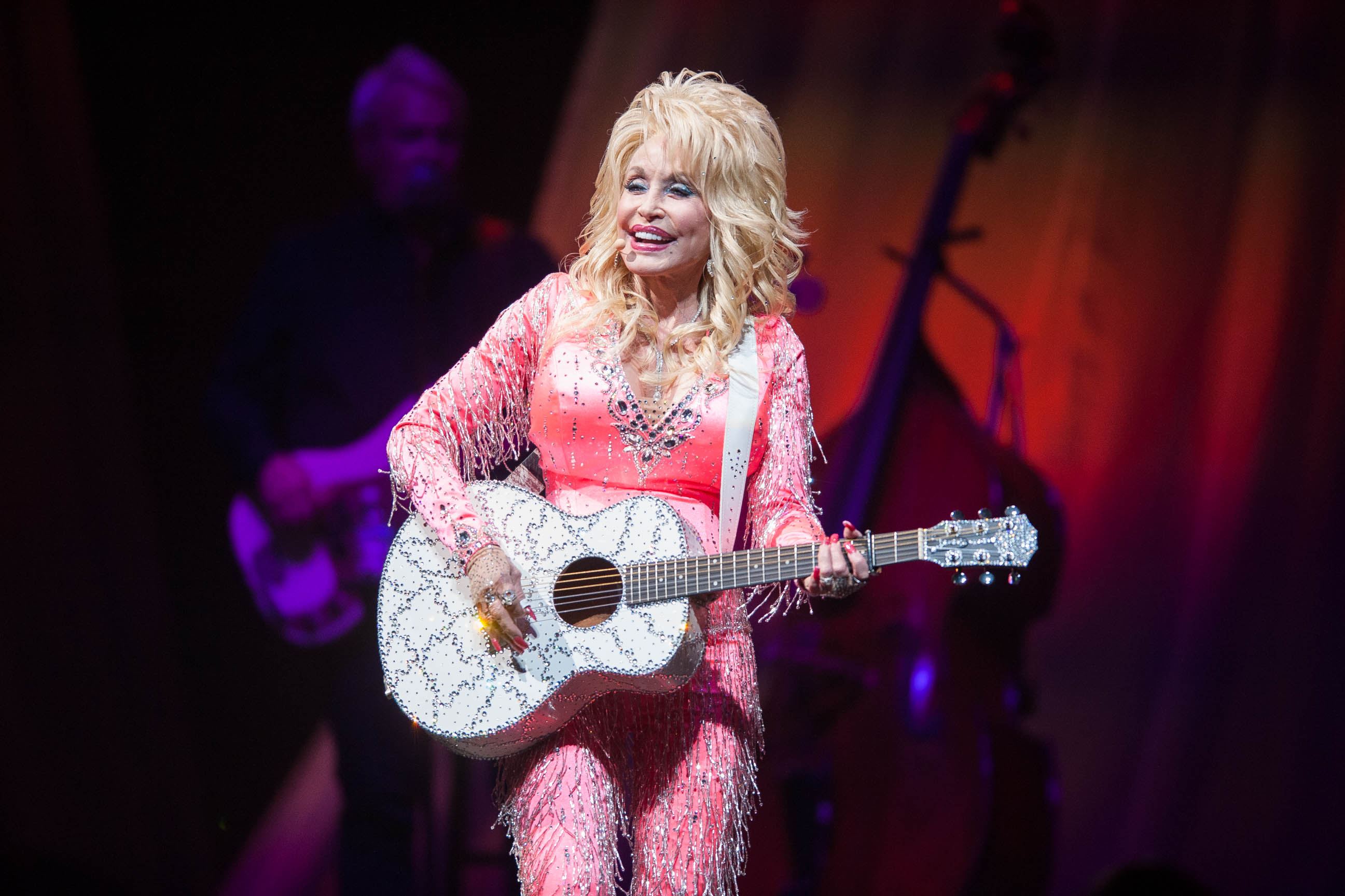 Dolly Parton sparkles in story and song | Pittsburgh Post-Gazette