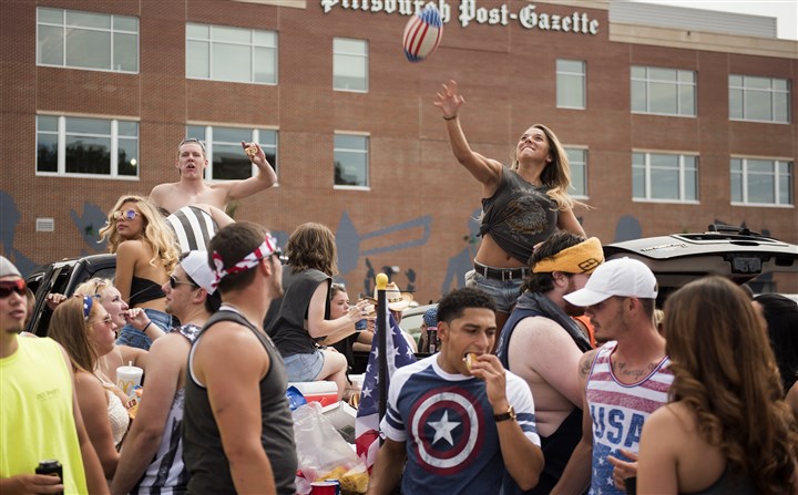 Flotilla of Chesney fans gear up for the big Fourth of July concert