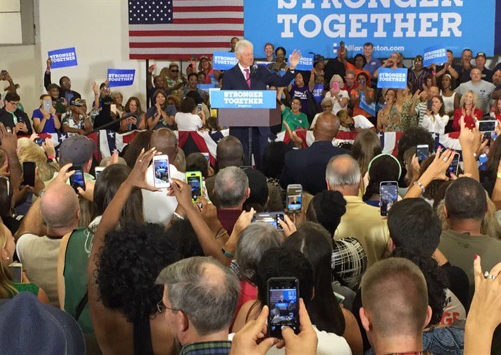 Bill Clinton campaigns for wife in Pittsburgh