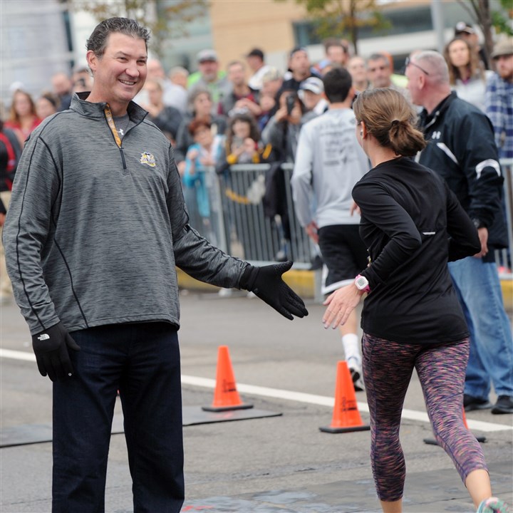 Thousands take part in Pittsburgh Penguins charity run