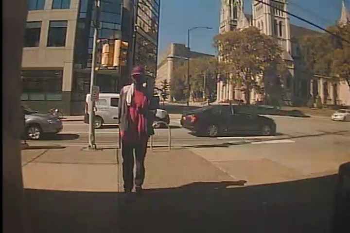 Police searching for man who robbed woman at Oakland ATM