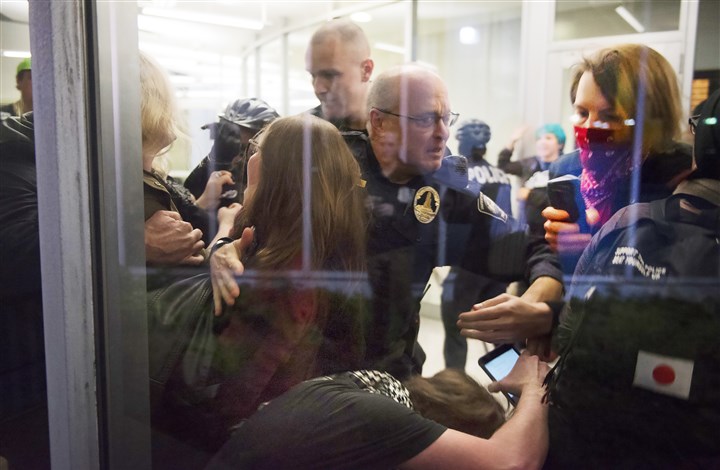 Protest in Oakland breaks out in violence in Pitt dorm
