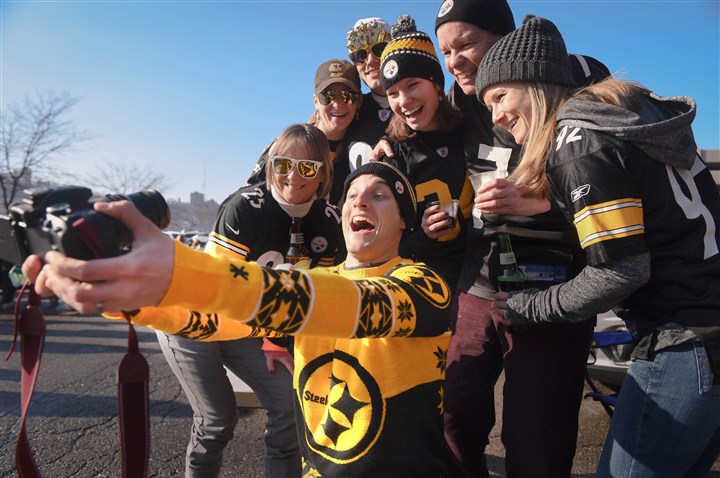 People find other reasons to flock to North Shore during meaningless Steelers game