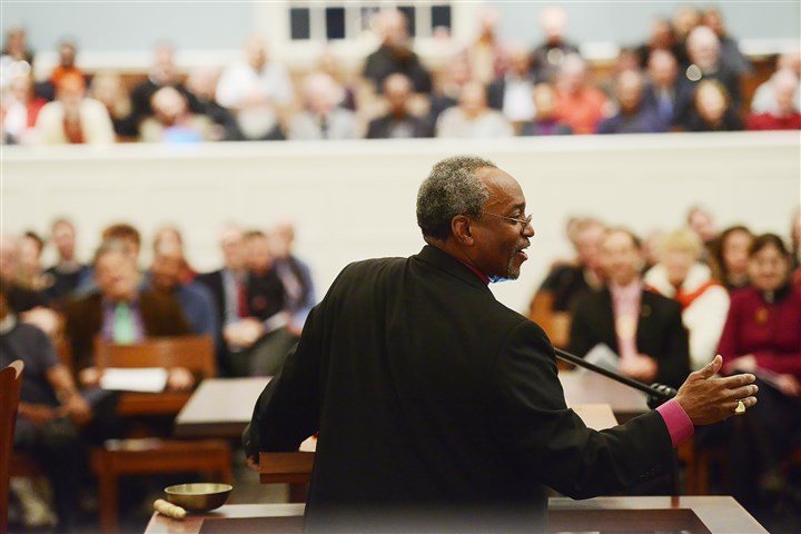 Hundreds gather for service aimed at healing divisions