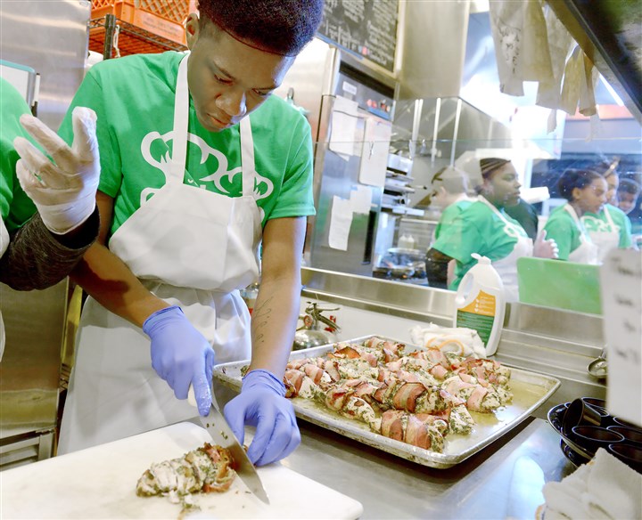 Competition teams up chefs, students to cook up better school lunches