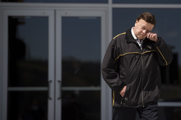 At public viewing, fans and dignitaries pay respects to Dan Rooney