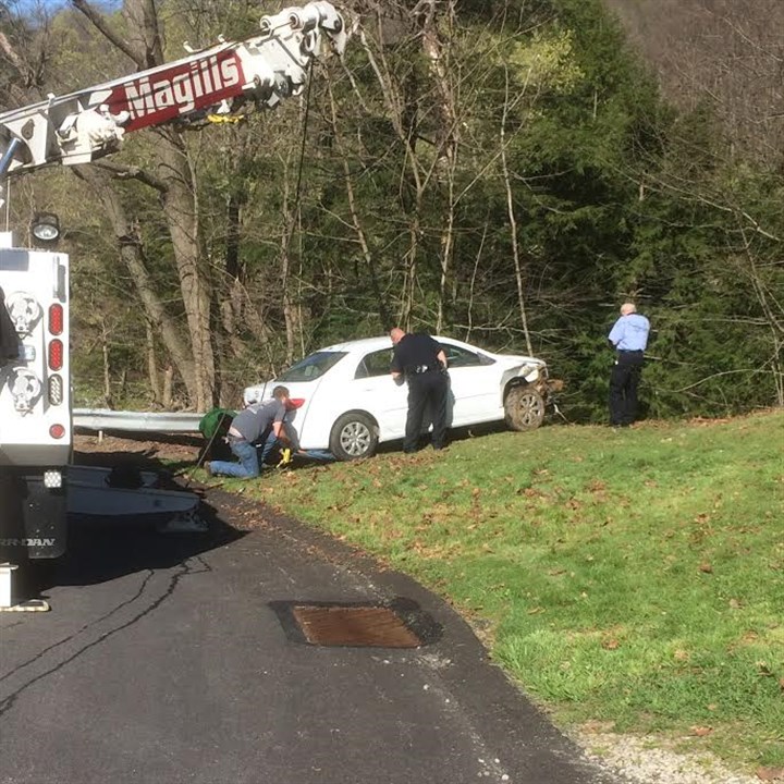 Vehicle over hillside prompts rope rescue in Monroeville