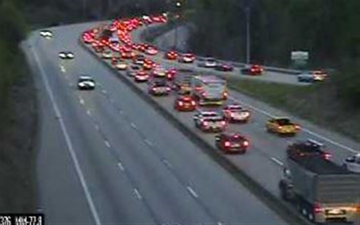TRAFFIC: Parkway East inbound crash slows rush-hour commute; Mon Incline back up