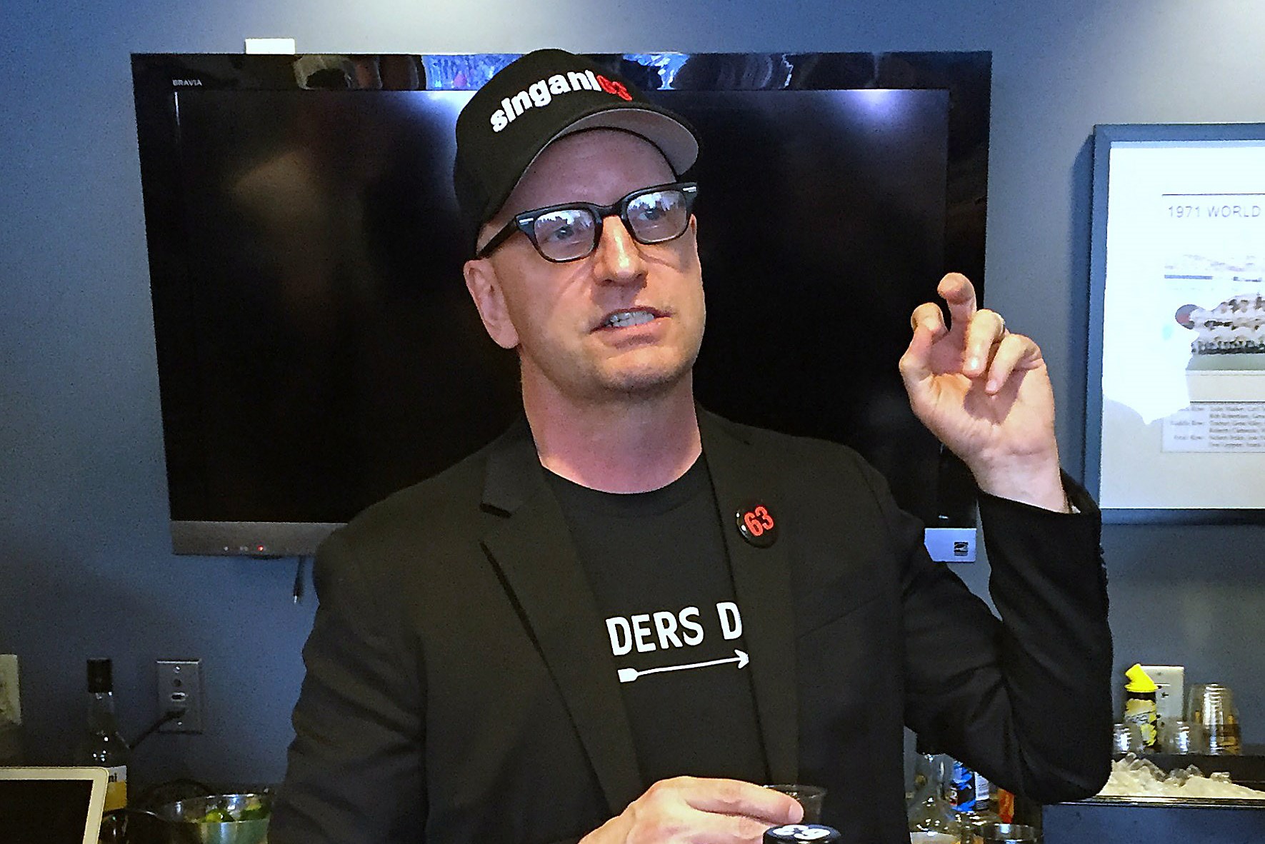 Steven Soderbergh unveils his Bolivian spirit at Pirates-Yankees game