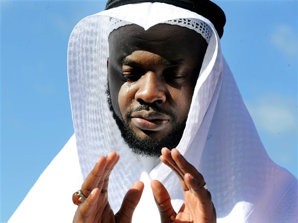 Hundreds gather on Flagstaff Hill to celebrate end of Ramadan