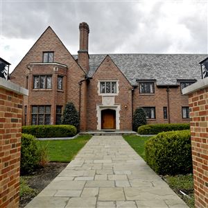 Penn State's former Beta Theta Pi fraternity house on Burrowes Road .