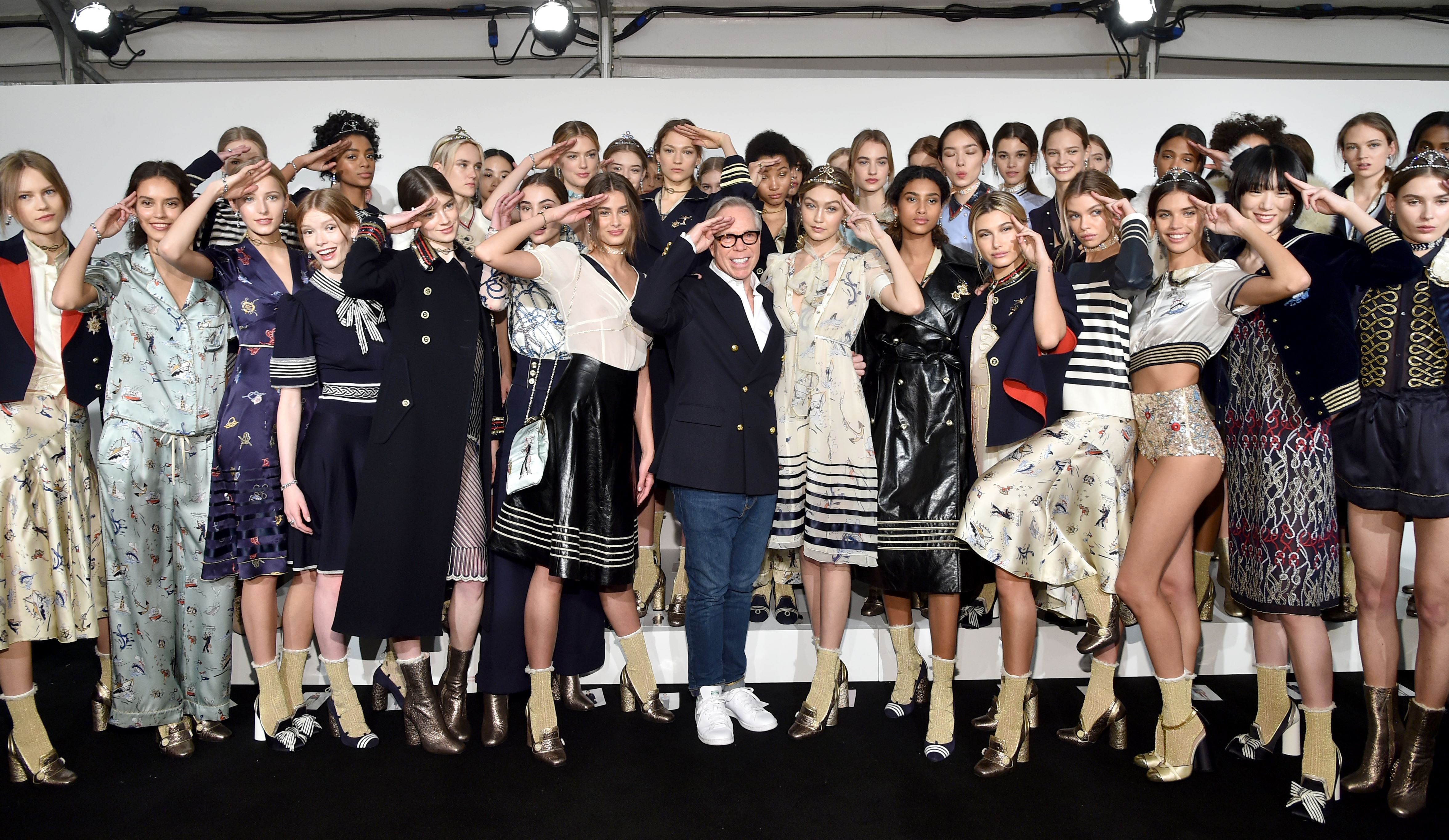 Tommy Hilfiger bersama para modelnya setelah fashion show di New York Fashion Week 2016. (Sumber: Post Gazette)
