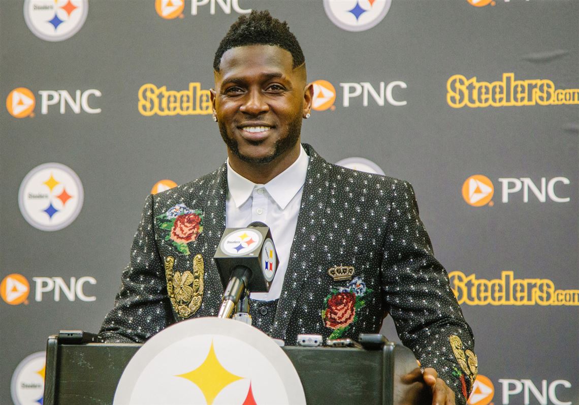 Antonio Brown's new suit: Roses, horseshoes and a gun