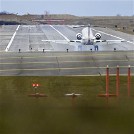 An airplane lands at Pittsburgh International Airport on Friday, Jan. 26, 2024. The airport is working on a deal with a company that wants to build a sustainable aviation fuel production facility on land near the McClaren Road interchange in Findlay, part of a bid to make the region a leader in such technology.
