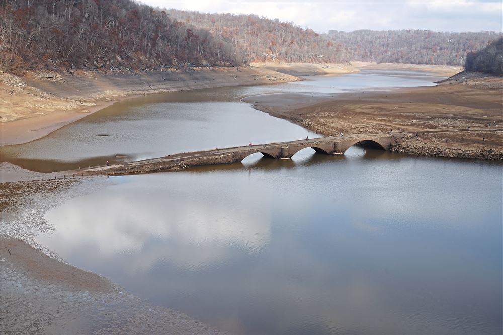 ぶりっじです！1/28まで At Somerset County's Great Crossings Bridge, visitors walk on a